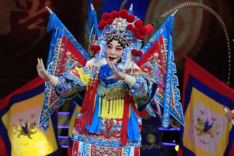 央视主持人朱迅现场表演京剧 得到豫剧名角小香玉的赞赏