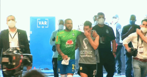 梅西和老队友阿尔维斯一起退场。