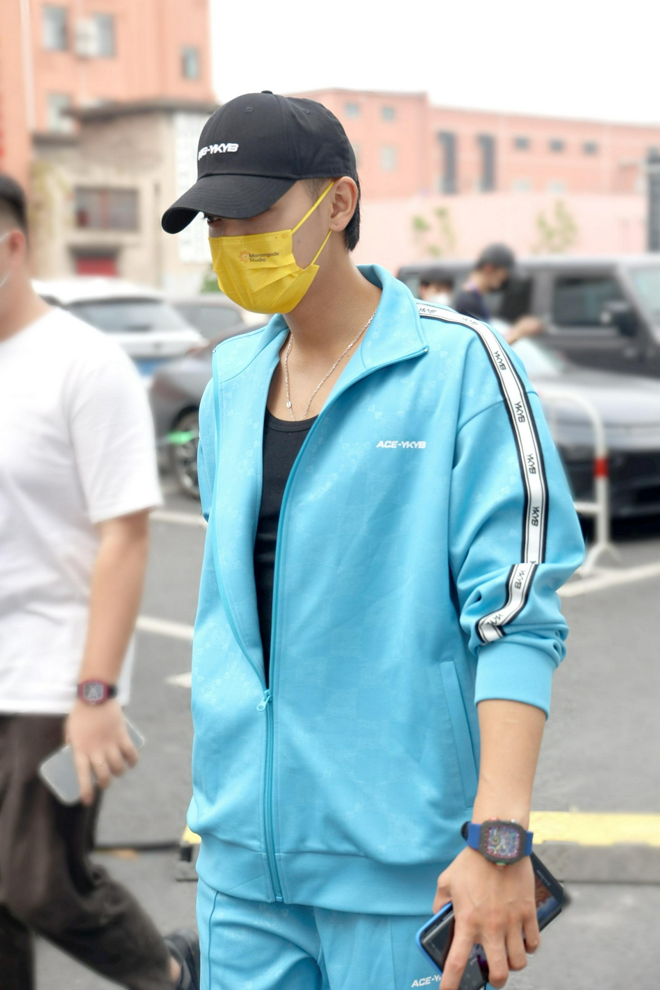 黄子韬最新路透照曝光 穿运动套装头戴鸭舌帽时尚感满分|黄子韬|路透