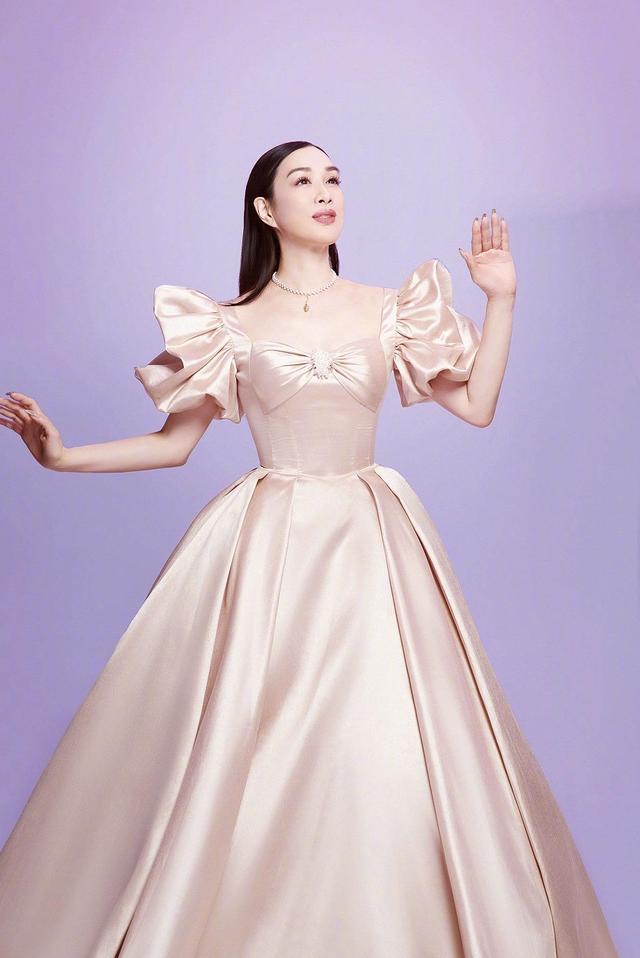 钟丽缇和两女儿同框，大女儿眼神清澈，完全没浪费妈妈的美貌休闲区蓝鸢梦想 - Www.slyday.coM