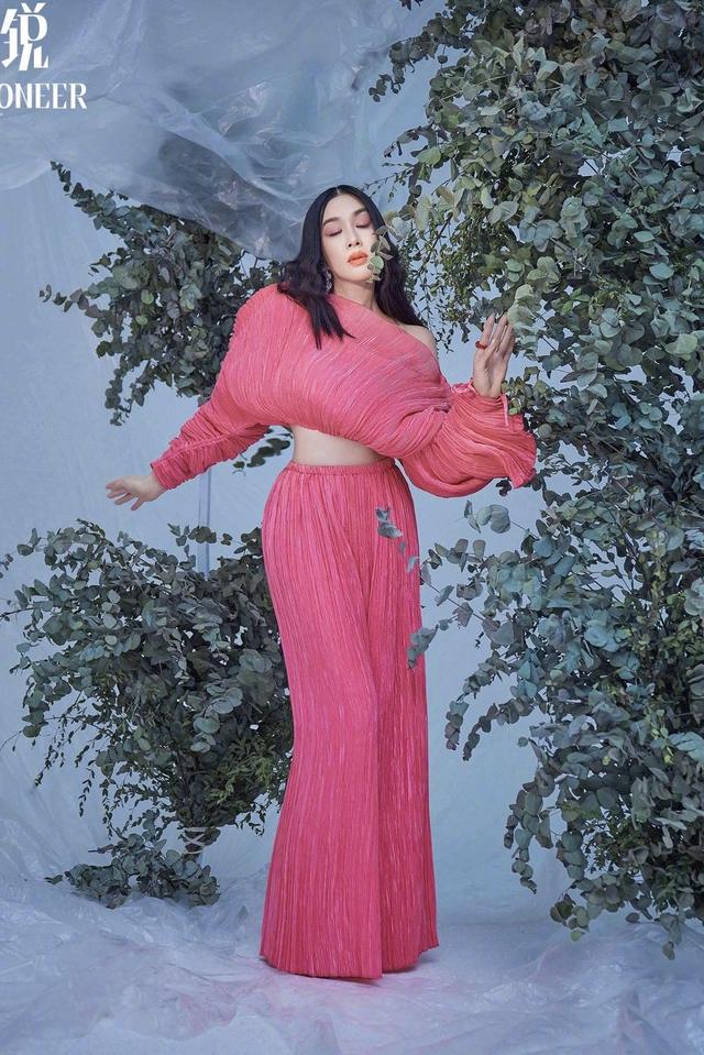 钟丽缇和两女儿同框，大女儿眼神清澈，完全没浪费妈妈的美貌休闲区蓝鸢梦想 - Www.slyday.coM