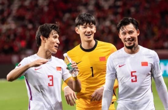 国足变阵首发浮现!4大归化有望齐首发,洛国富阿兰搭档中场休闲区蓝鸢梦想 - Www.slyday.coM