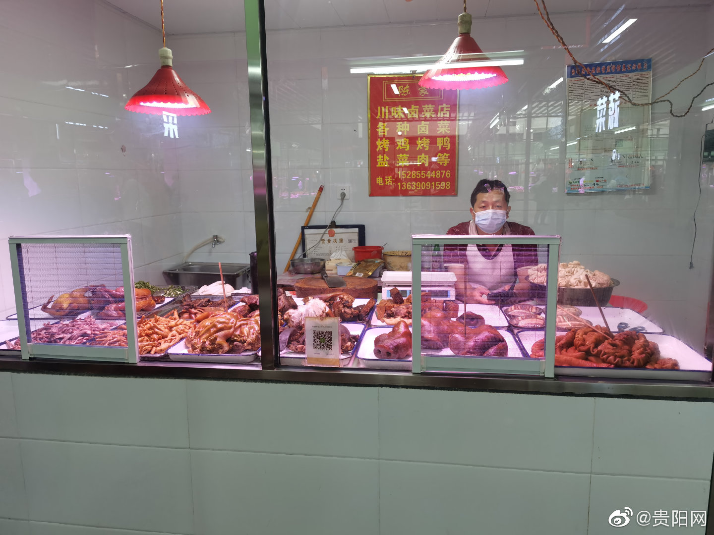 贵阳白云区大山洞农贸市场熟食摊位按照要求佩戴口罩