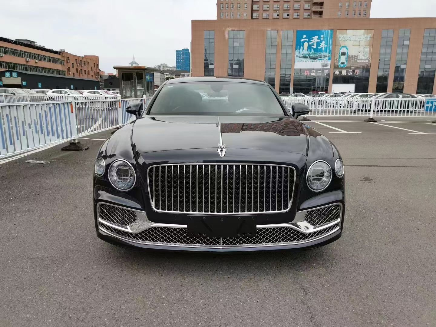 飞驰v8昂贵的大众车,大型四门豪车之一