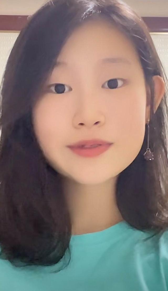 小沈阳14岁女儿近照曝光带耳钉对镜跳舞挑染粉发颜值逆袭