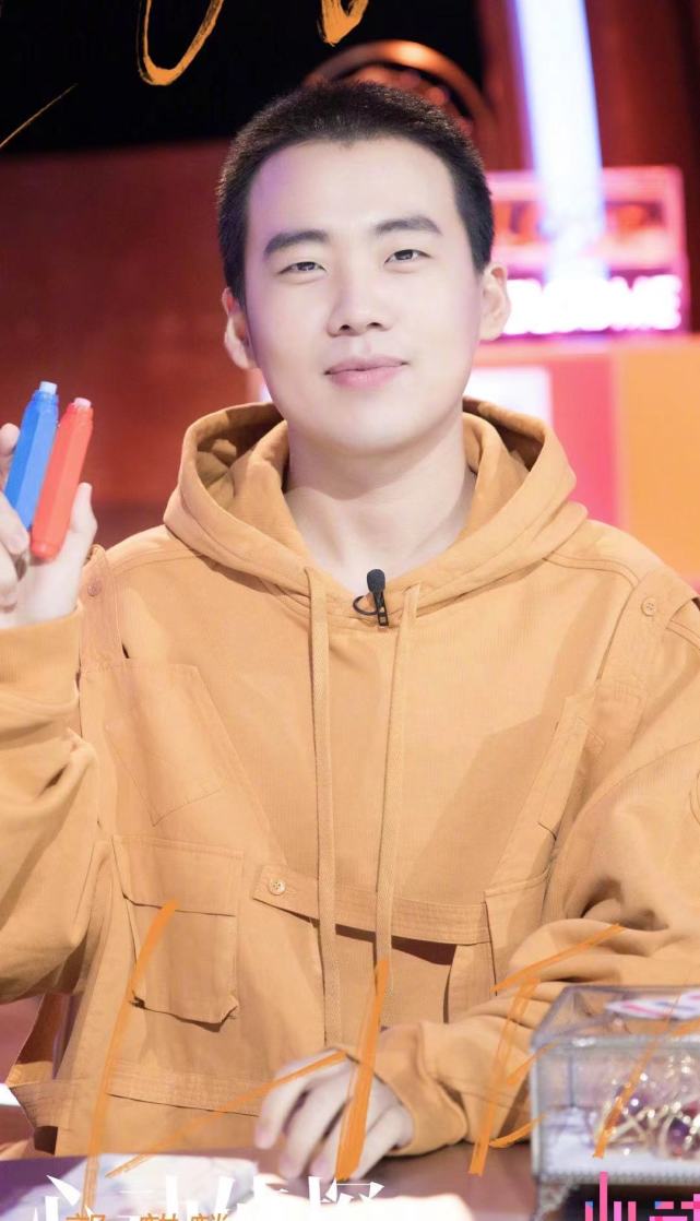 说郭麒麟是舔狗后 网红公开与水瓶男初识经过 网友艾特郭德纲 郭麒麟 安珀 水瓶 新浪新闻