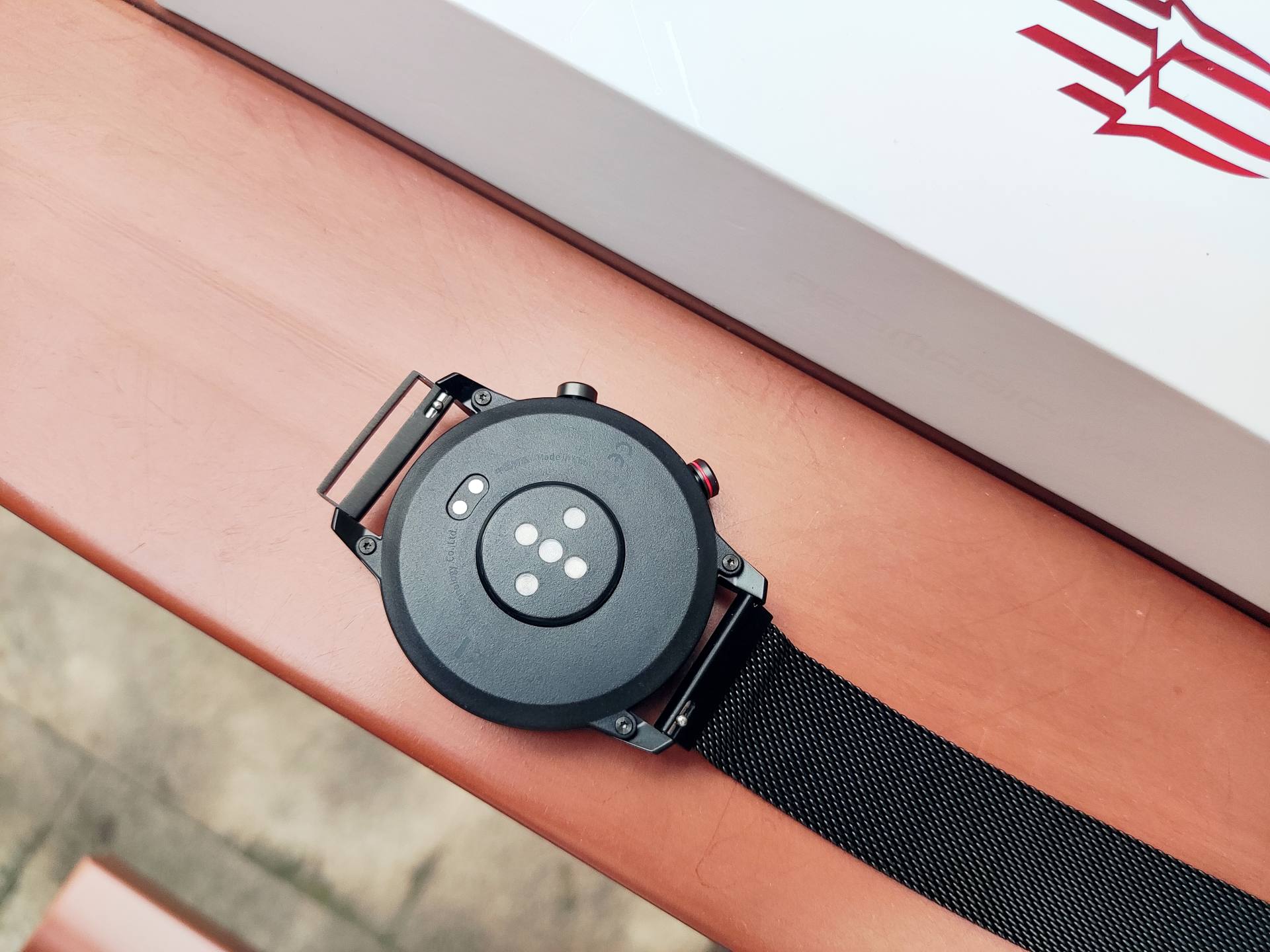 红魔手表精钢版酷炫外观功能齐全操作顺滑