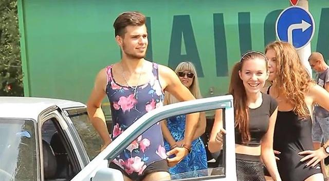 穿上比基尼就能免费加油?男司机:是你逼我的,来,给我加满