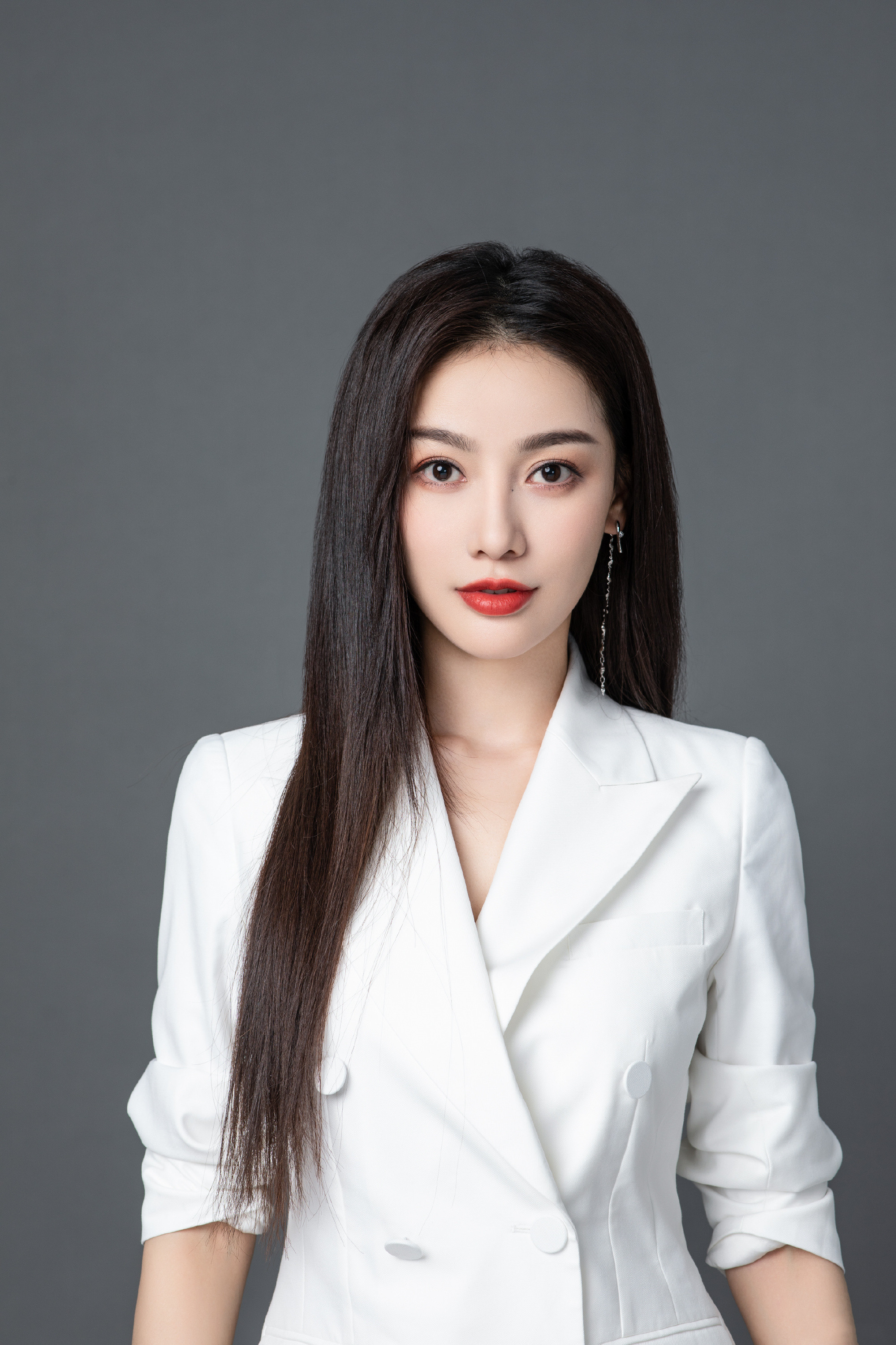 扫黑风暴思思晒美照,穿西装御姐范十足,难怪7个女配她脱颖而出