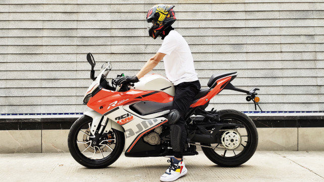 来自单摇臂的诱惑 qjmotor赛250试驾 静态体验篇-新浪汽车