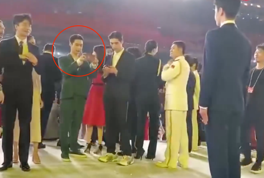 张艺兴疑在《这街》抄袭?王一博当面指出,并用同样的动作回应休闲区蓝鸢梦想 - Www.slyday.coM 张艺兴疑在《这街》抄袭?王一博当面指出,并用同样的动作回应休闲区蓝鸢梦想 - Www.slyday.coM