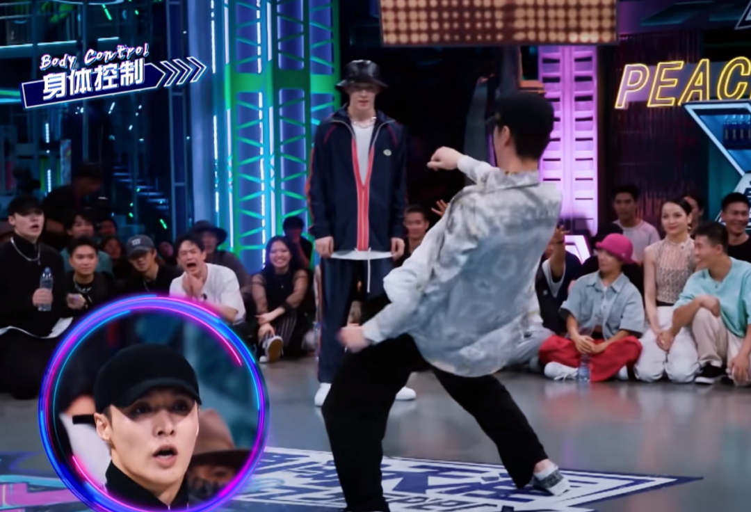 张艺兴疑在《这街》抄袭?王一博当面指出,并用同样的动作回应休闲区蓝鸢梦想 - Www.slyday.coM 张艺兴疑在《这街》抄袭?王一博当面指出,并用同样的动作回应休闲区蓝鸢梦想 - Www.slyday.coM