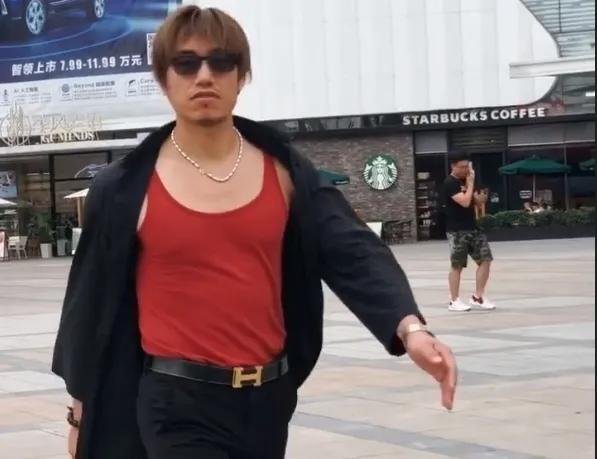 不管是发型,身段,还是气质,哪一样都很有当年"古惑仔乌鸦哥"般的气场.