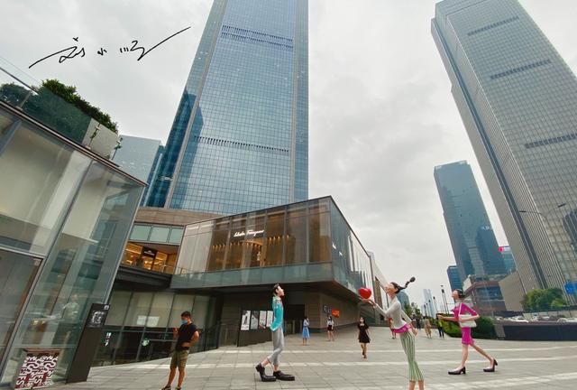 "重庆国金中心"又叫"重庆ifs",位于重庆市江北区江北嘴cbd中心.