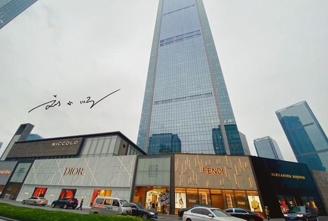 重庆最高档的商场就在江北嘴cbd重庆第一家lv专卖店开在这里