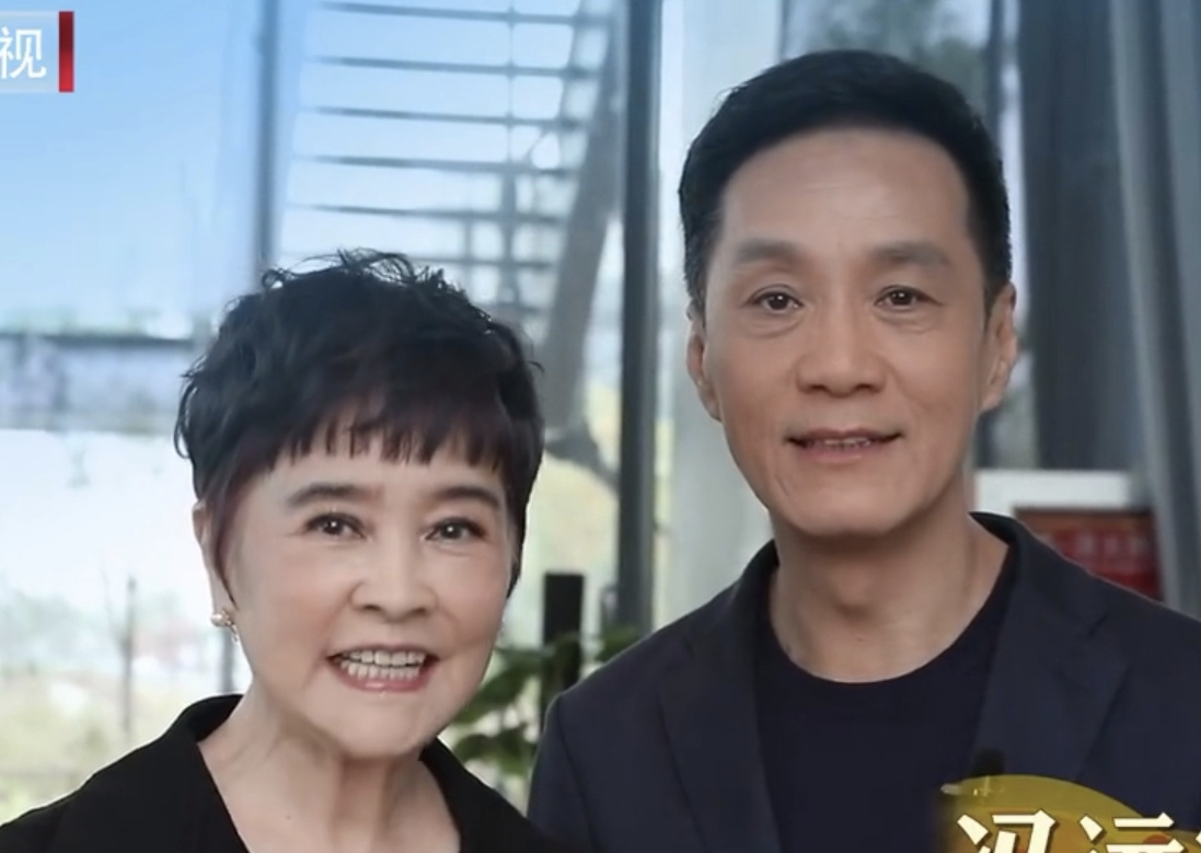 冯远征与大8岁老婆恩爱外出,牵手搂肩太甜蜜,结婚28年不要孩子