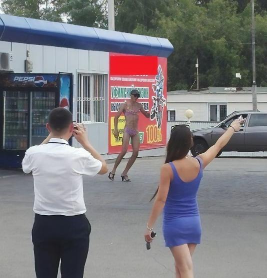 穿上比基尼就能免费加油?男司机:是你逼我的,来,给我加满