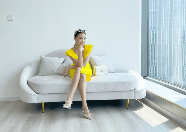 成为央视主持人后,翠西tracey经常在社交平台给粉丝分享一些好物,顺势