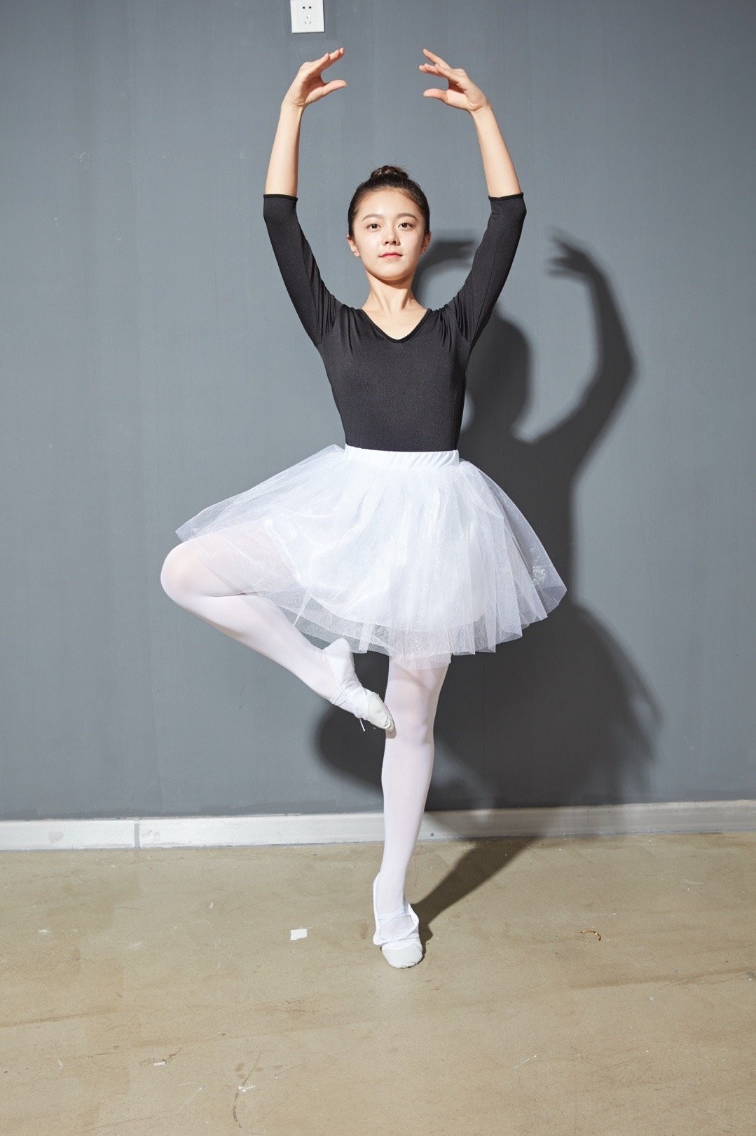 董子健旗下赵今麦穿少女裙跳芭蕾太惊艳难怪成新一届国民闺女