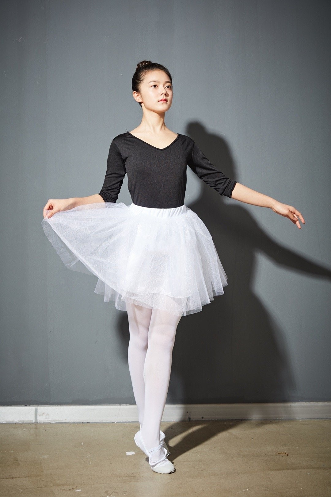 董子健旗下赵今麦穿少女裙跳芭蕾太惊艳难怪成新一届国民闺女