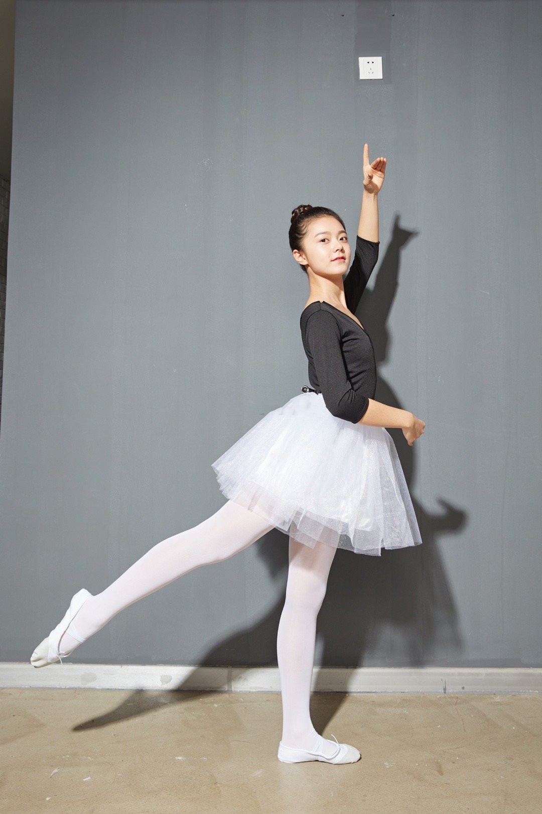 董子健旗下赵今麦穿少女裙跳芭蕾太惊艳难怪成新一届国民闺女