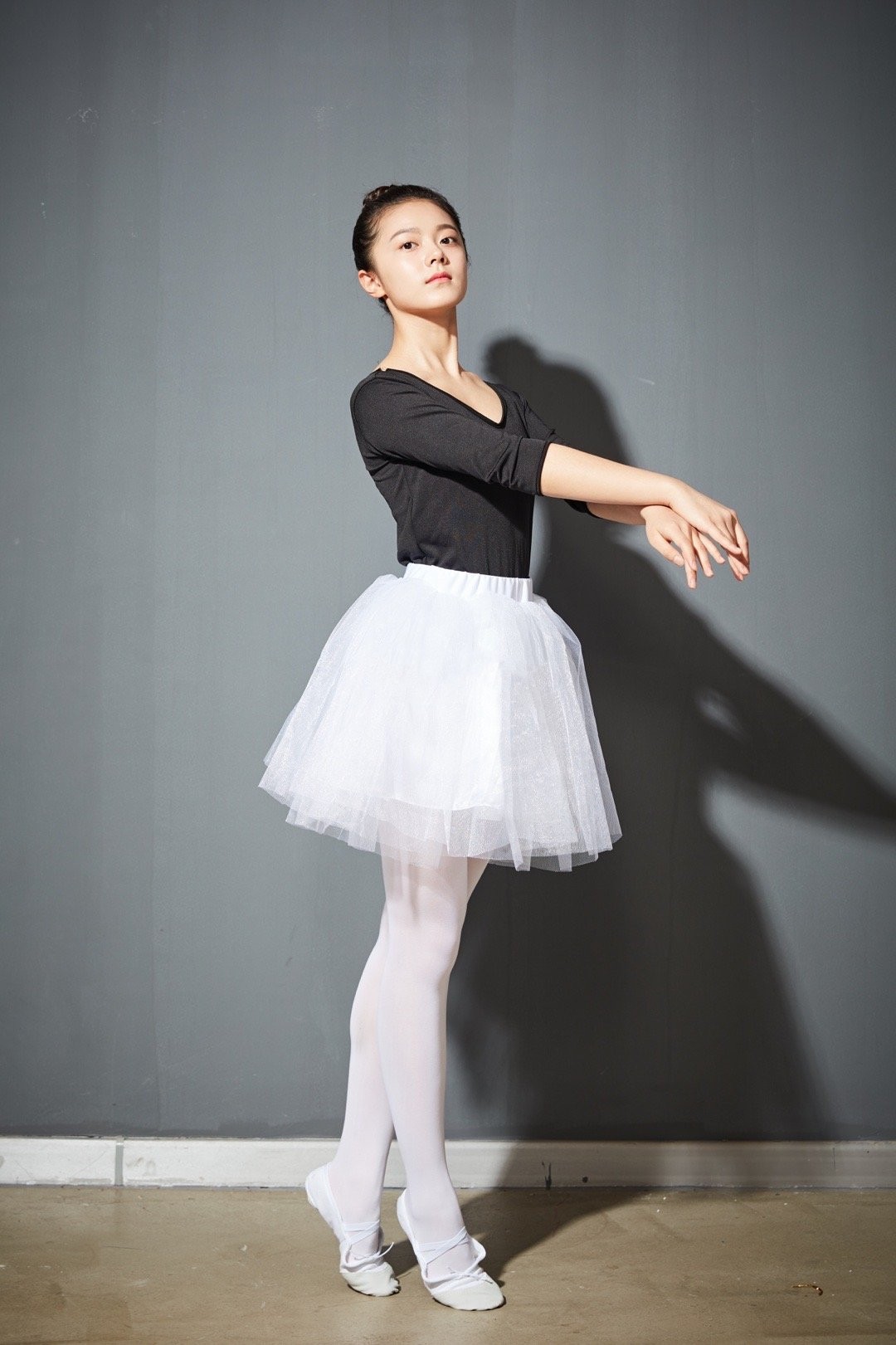 董子健旗下赵今麦穿少女裙跳芭蕾太惊艳难怪成新一届国民闺女