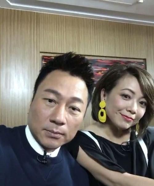 黎耀祥邓萃雯罕同框!身材壮硕手背青筋凸起,女方肤白不显老