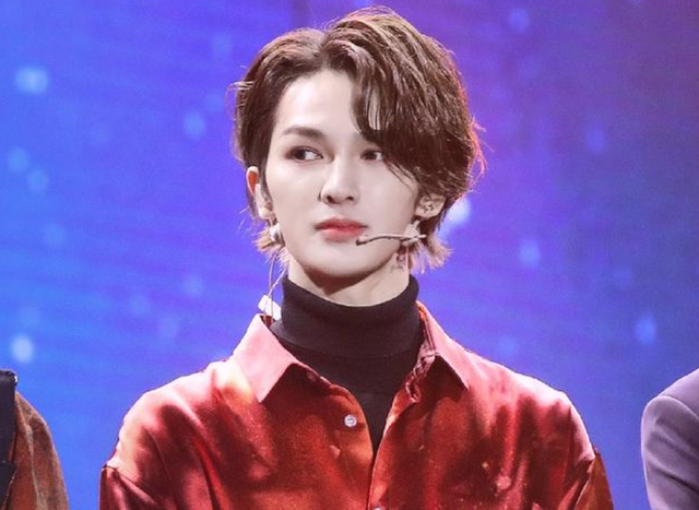 粉丝晒朱正廷腹肌照反击官媒批判娘炮形象被网友怼得无话可说