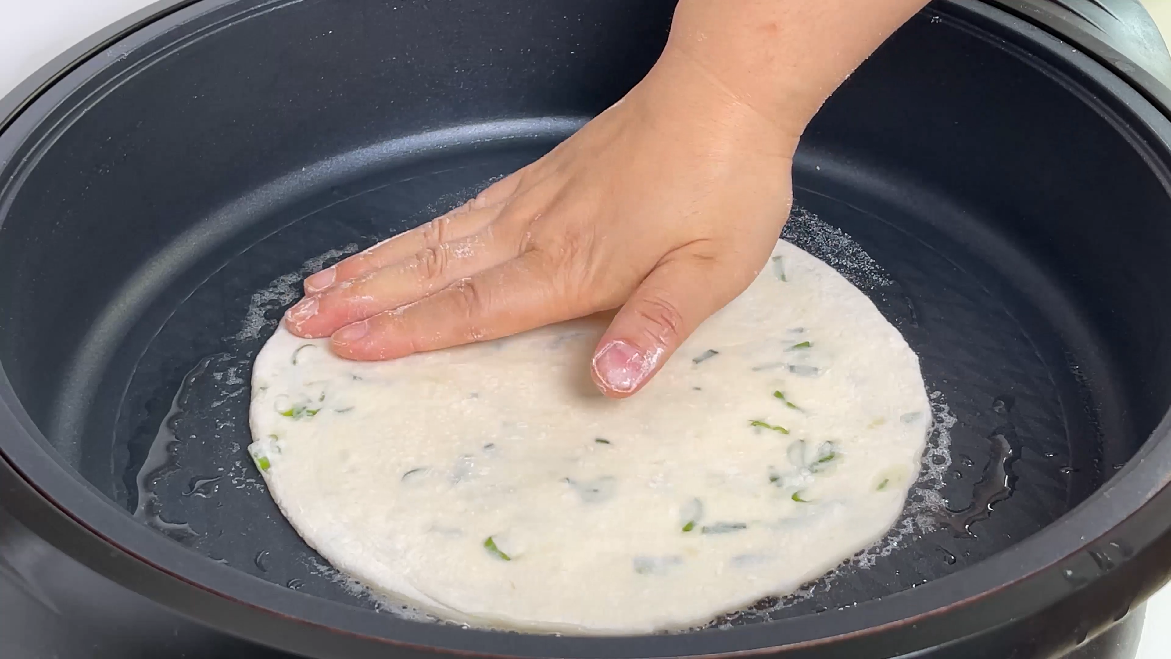 早餐店的葱油饼为什么好吃?原来做法这么简单,学会就可以摆摊了休闲区蓝鸢梦想 - Www.slyday.coM 早餐店的葱油饼为什么好吃?原来做法这么简单,学会就可以摆摊了休闲区蓝鸢梦想 - Www.slyday.coM