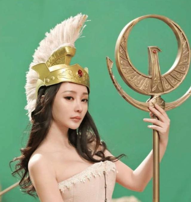 柳岩金发cos雅典娜美艳脱俗性感妩媚大秀s型好身材