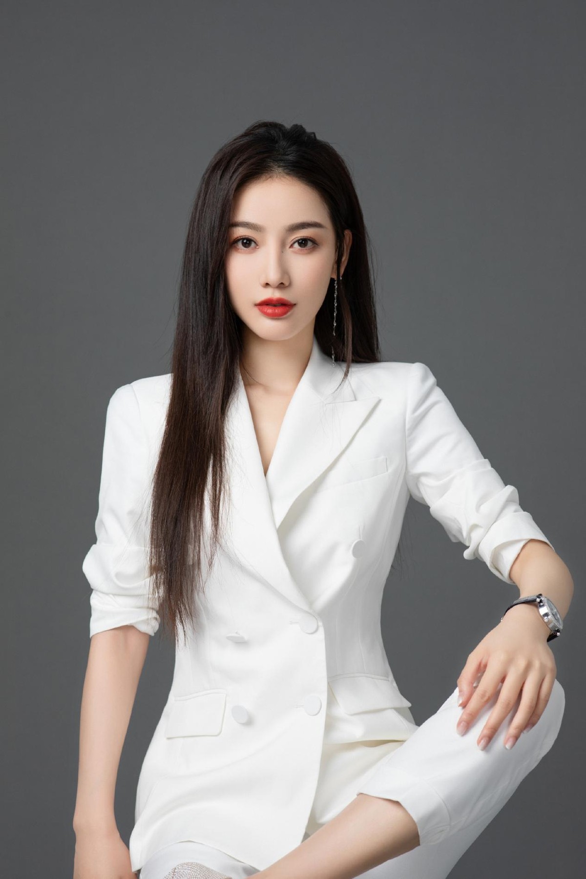 扫黑风暴思思晒美照,穿西装御姐范十足,难怪7个女配她脱颖而出