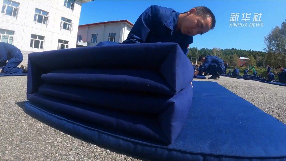 看看消防员叠被子是啥标准