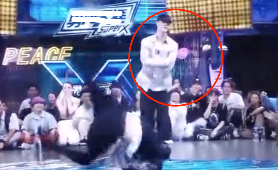 张艺兴疑在《这街》抄袭?王一博当面指出,并用同样的动作回应休闲区蓝鸢梦想 - Www.slyday.coM 张艺兴疑在《这街》抄袭?王一博当面指出,并用同样的动作回应休闲区蓝鸢梦想 - Www.slyday.coM