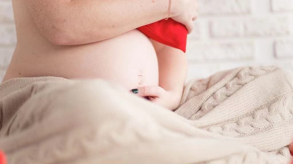 孕期睡觉姿势有讲究,不同阶段睡姿很重要,孕妈妈早知早受益