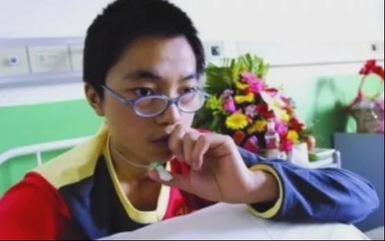 17年前，那个扒飞机奇迹生还的中国男孩，后来怎么样了？休闲区蓝鸢梦想 - Www.slyday.coM