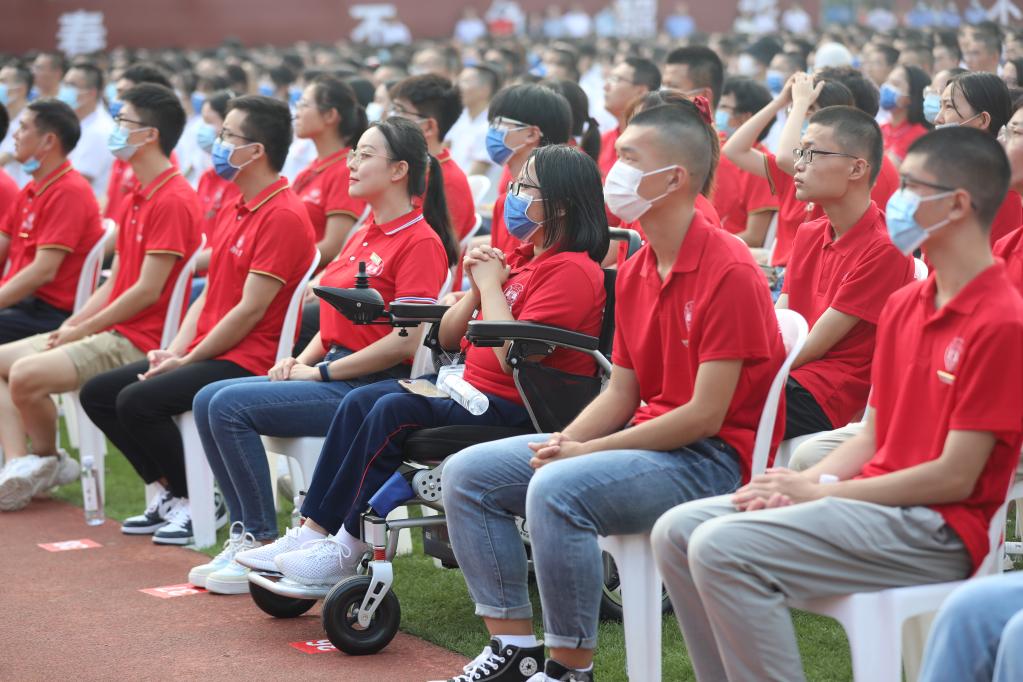 谢可欣在湖南大学新生开学典礼现场。（湖南大学供图）