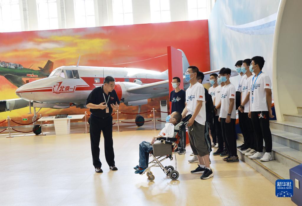 邢益凡与同学们参观位于北航校内的航空航天博物馆（9月7日摄）。新华社发（邸白鹭摄）