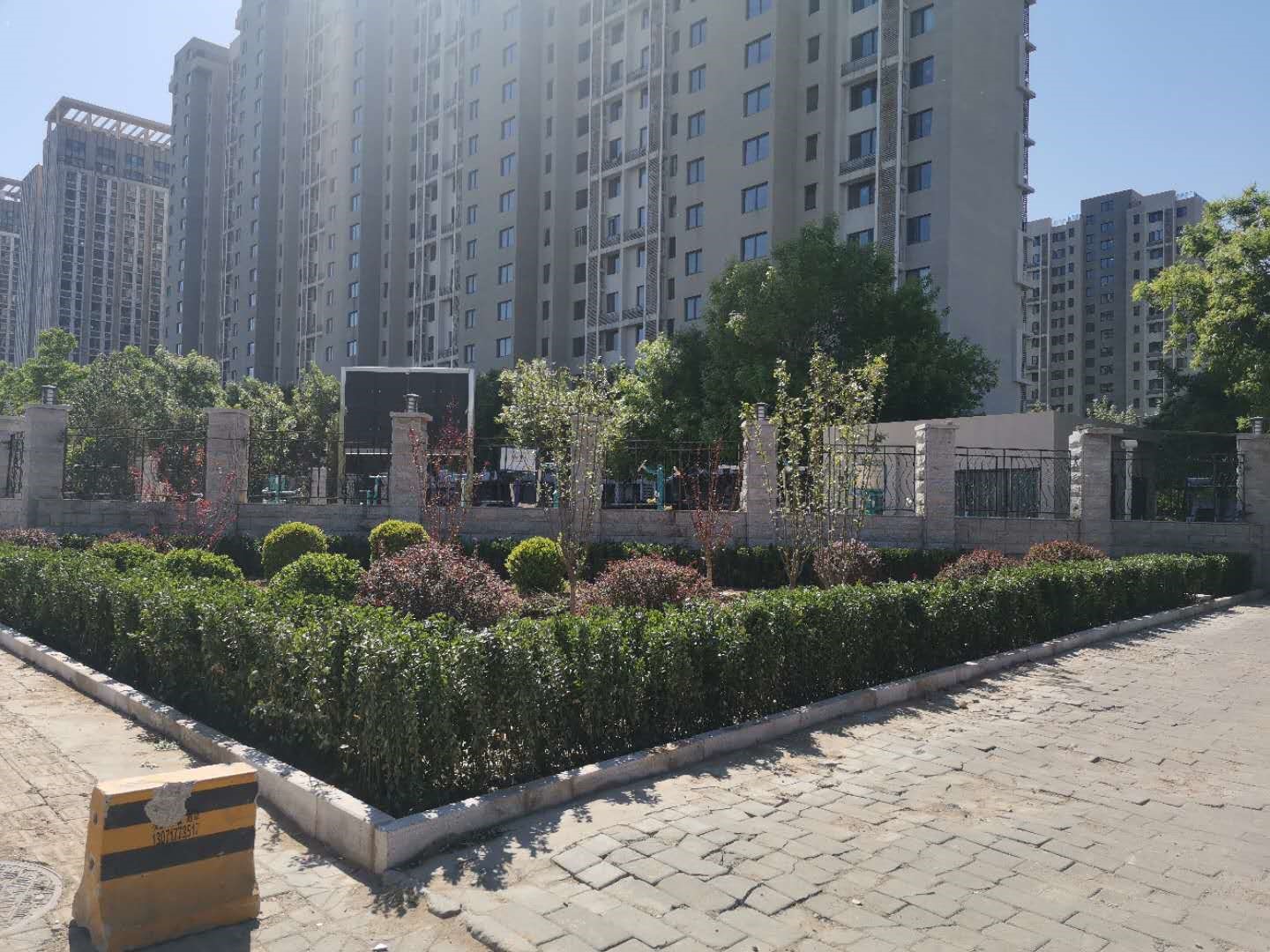 龙泽园街边添景观小品,昔日违建变花园