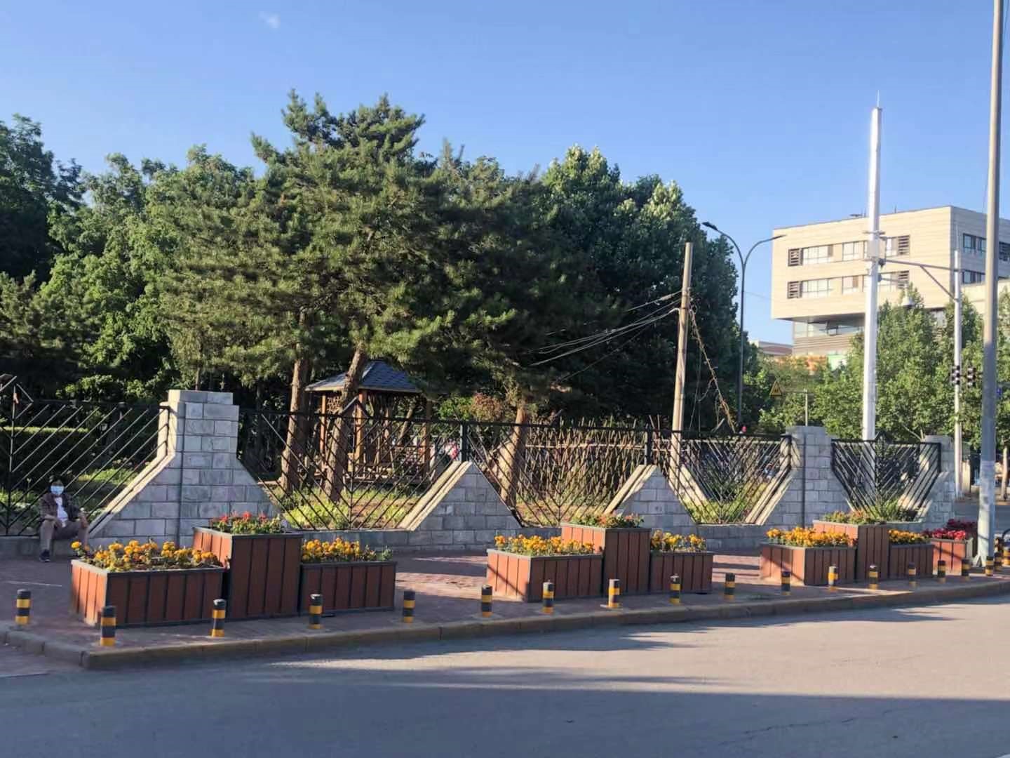 龙泽园街边添景观小品,昔日违建变花园