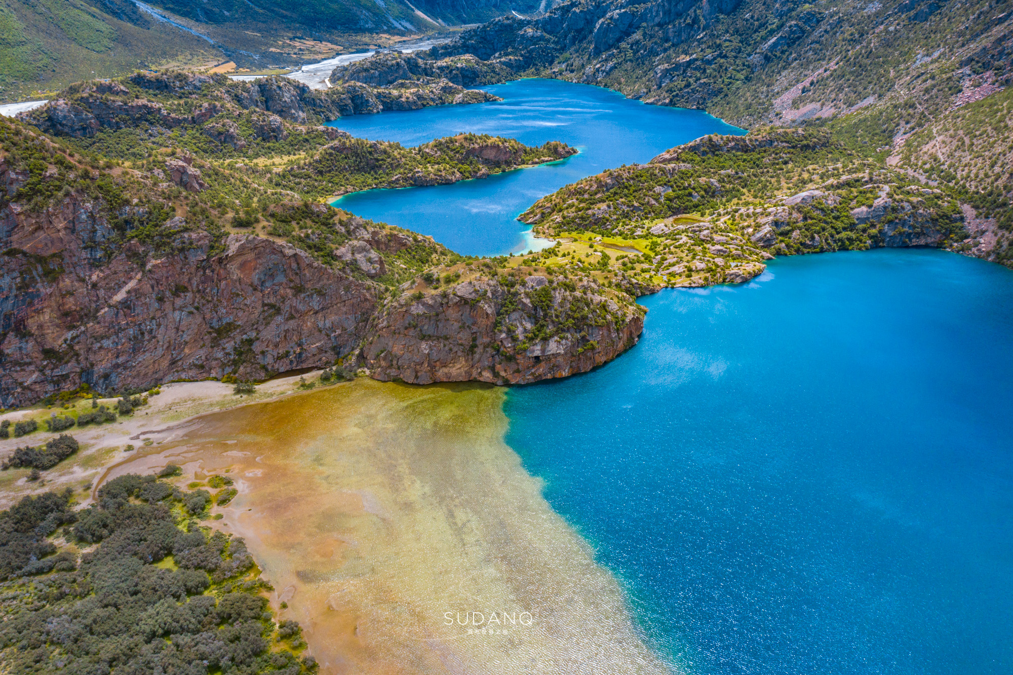 但另一个鲜为人知的高山圣湖,更是奇特壮美,还有着古老的传说:三色湖