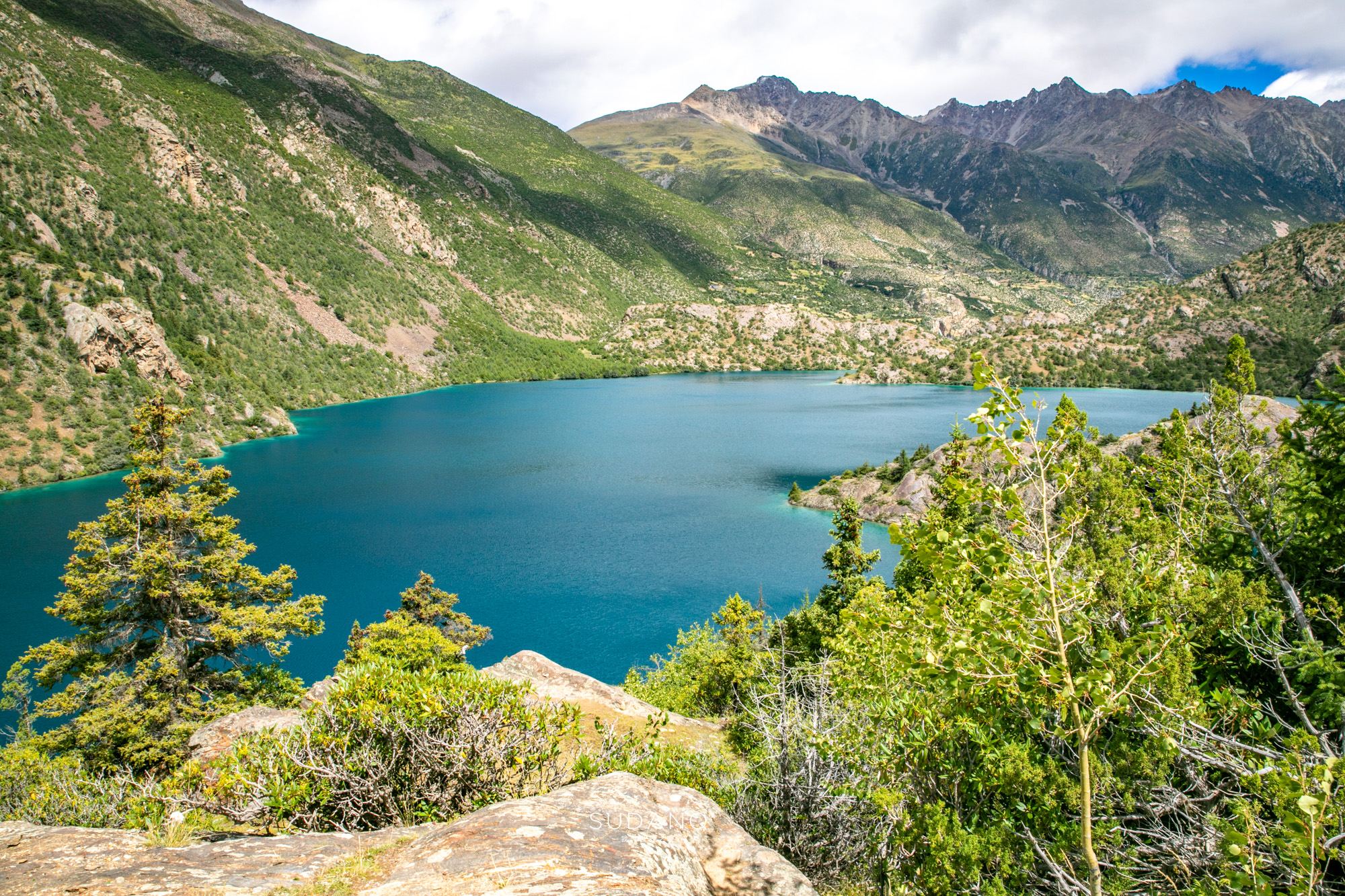 西藏的这个湖泊很神秘传说是神的魂湖还差点被大鹏鸟带到印度