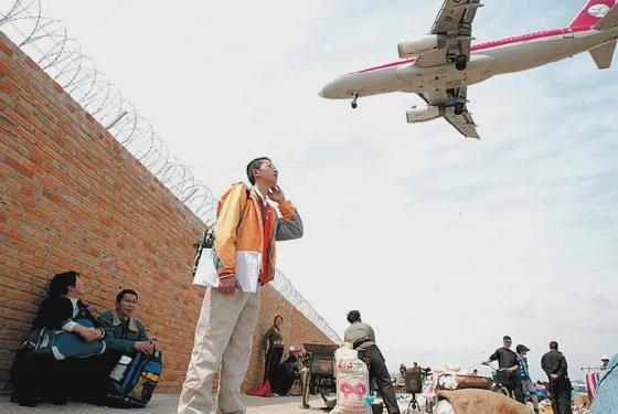 17年前，那个扒飞机奇迹生还的中国男孩，后来怎么样了？休闲区蓝鸢梦想 - Www.slyday.coM