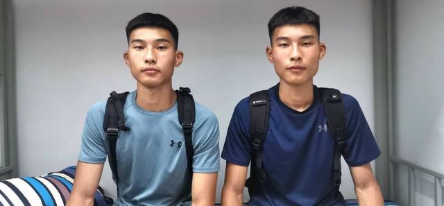 哥哥叫做张宏宇,弟弟叫做张宏博两个人都是18岁,在今年两兄弟在查分数