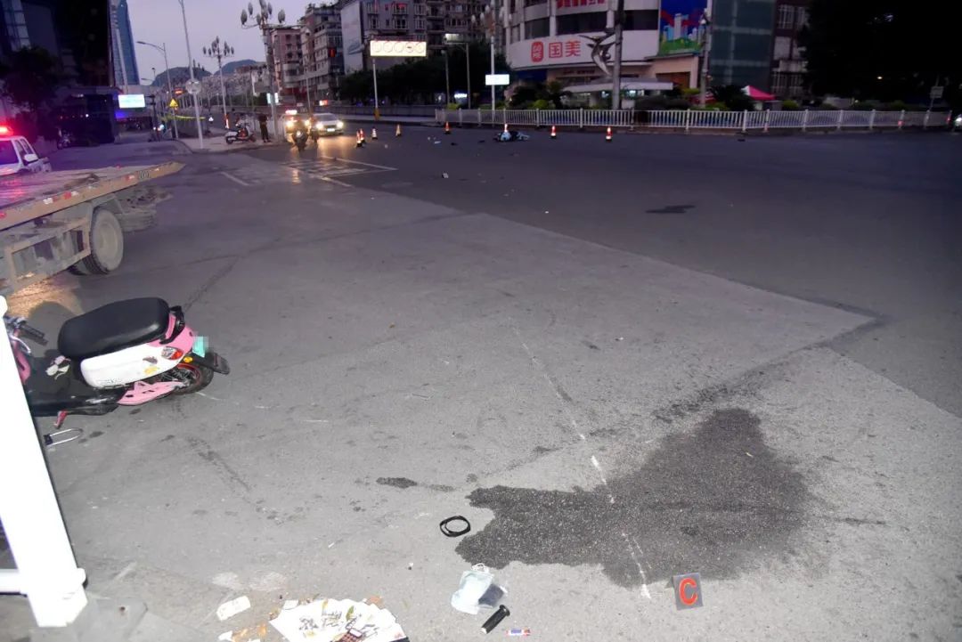 事发广西！两辆电动车相撞，致1死3伤，人被甩出数米远！休闲区蓝鸢梦想 - Www.slyday.coM