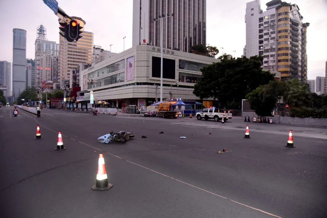 事发广西！两辆电动车相撞，致1死3伤，人被甩出数米远！休闲区蓝鸢梦想 - Www.slyday.coM