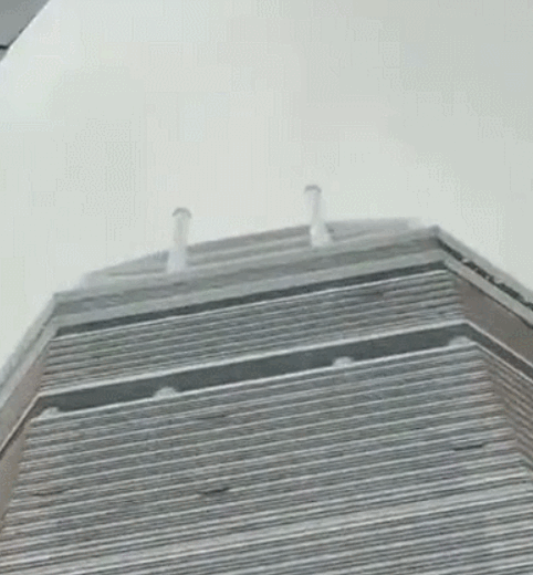 两根柱子肉眼可见晃动。视频截图