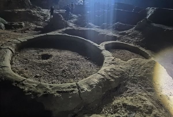 洞穴里的熬硝池