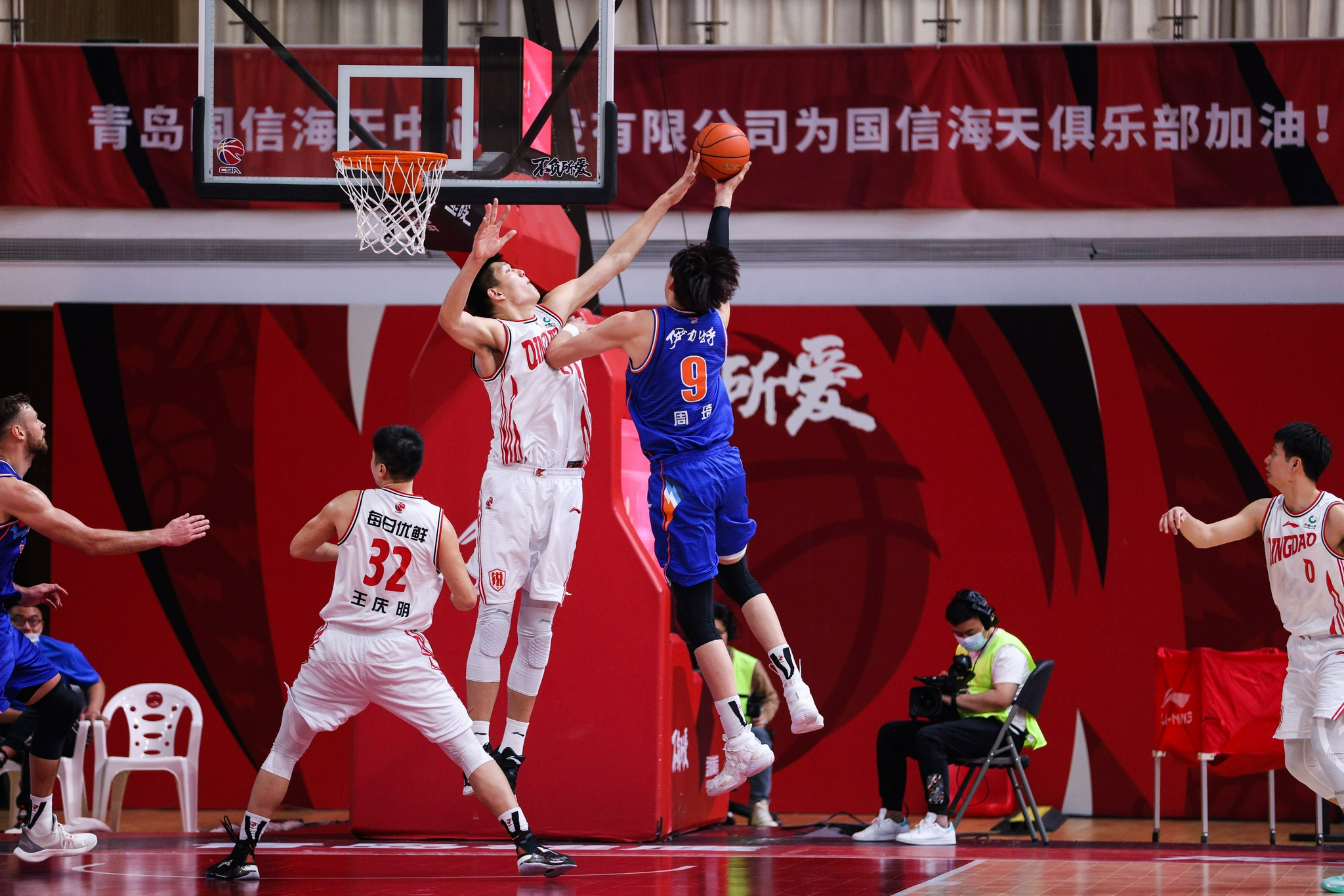 刘传兴在cba联赛中封盖周琦,两人下赛季或上演nbl"中国德比".