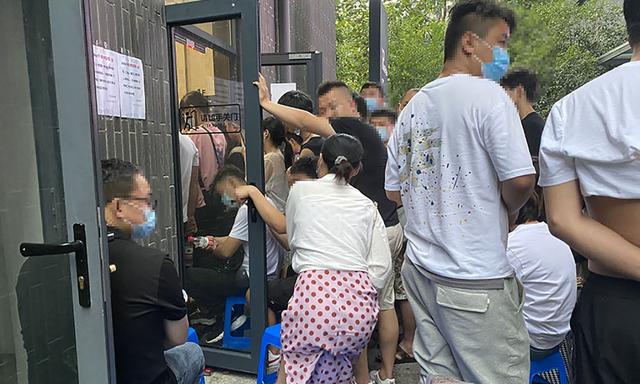 “拼拼有礼”崩盘：近百用户围堵杭州总部等待退