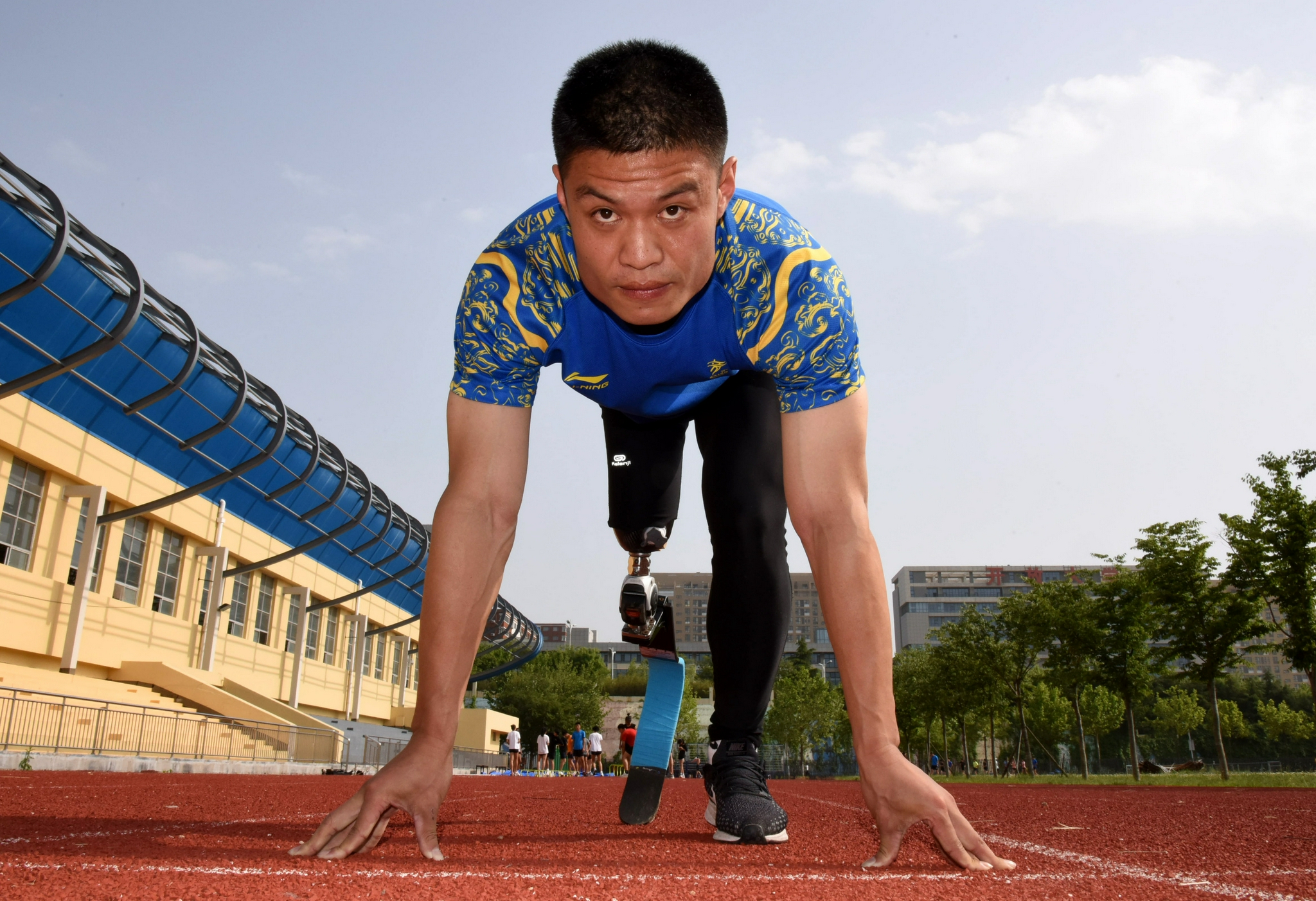 青岛市残疾人体育中心田径队队员李茂大被称作中国版"刀锋战士".